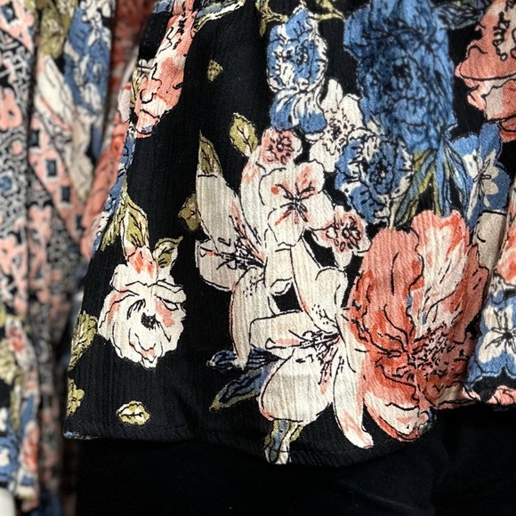 ⭐️Romantic Gypsy Floral Flutter Sleeve V-Neck Top NWT [6041] - Picture 5 of 11